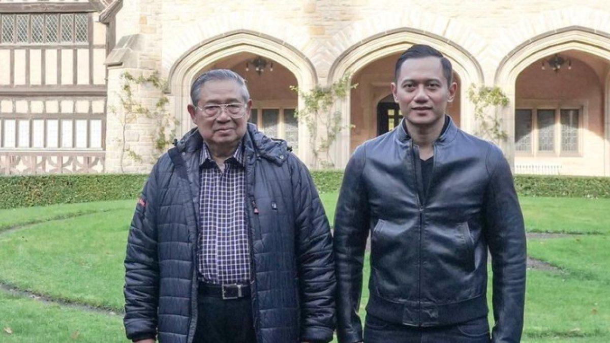 Ketum Partai Demokrat Agus Harimurti Yudhoyono (AHY) bersama ayahnya Susilo Bambang Yudhoyono (SBY) saat pergi ke Berlin, Jerman, November 2022.