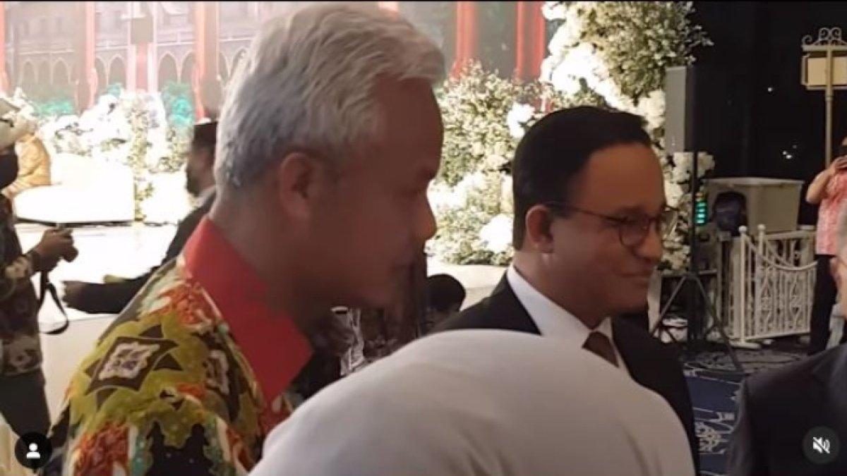 Momen pertemuan Gubernur Jawa Tengah Ganjar Pranowo dengan mantan Gubernur DKI Jakarta Anies Baswedan di sebuah acara pernikahan komika Kiki Saputri di Jakarta, pada Sabtu (28/1/2023).