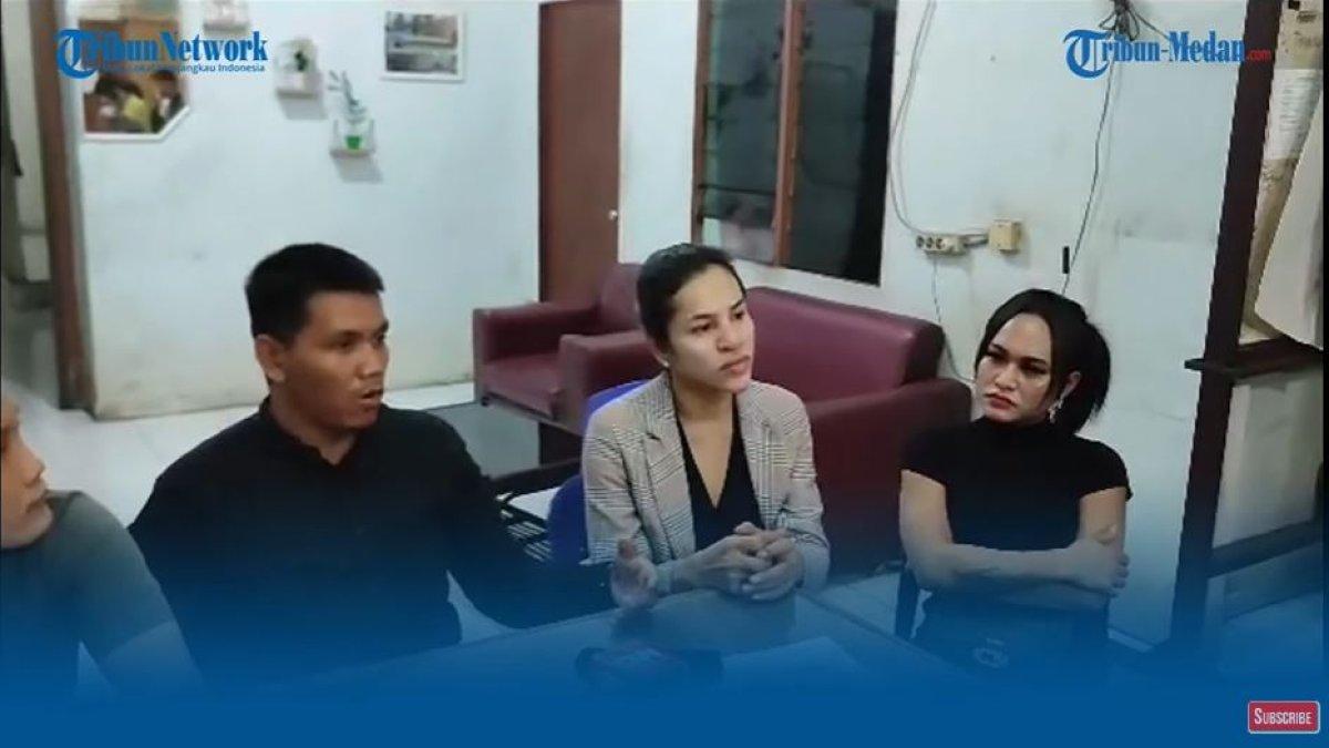 Dua waria bernama Fury dan Deca didampingi kuasa hukumnya saat membuat laporan ke SPKT Polda Sumut, Jumat (23/6/2023). Dua waria ini ngaku diperas diduga personel polisi di gedung Polda Sumut.