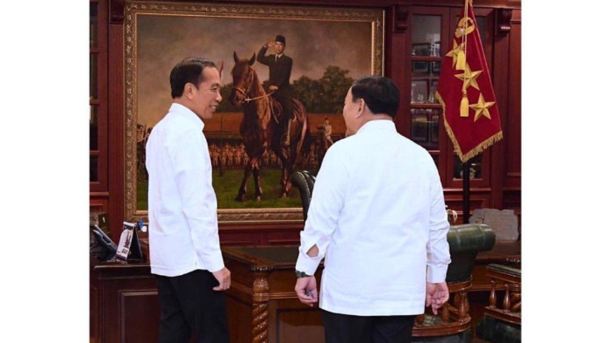 Momen Menhan RI Prabowo Subianto mengajak Presiden Jokowi melihat ruang kerja Menhan di Kantor Kemenhan, Rabu (18/1/2023).