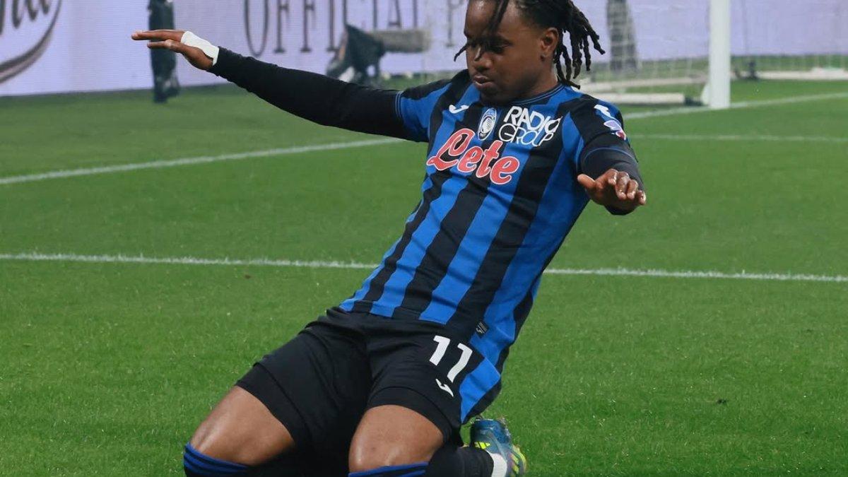 PROFIL PEMAIN - Sosok Ademola Lookman berselebrasi knee slide setelah membobol gawang AS Roma pada menit ke sembilan. (13/5/2025)