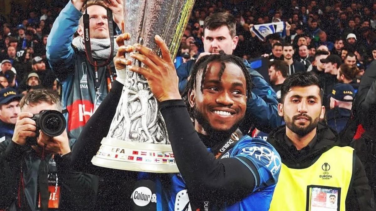 BURSA TRANSFER - Sosok Ademola Lookman mengangkat trophy UEL musim 2023/2024 saat membela Atalanta (24/5/2024).