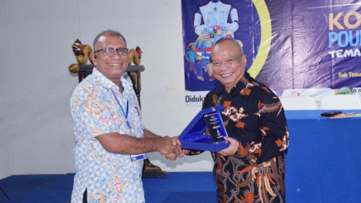 Ketua Panitia Konsultasi Nasional Persekutuan Oikumene Umat Kristen (POUK) Persekutuan Gereja-Gereja Di Indonesia (PGI) Noh Ruku memberikan cendera mata kepada pembicara AM Putut Prabantoro, Taprof Bidang Ideologi Lemhannas RI, di Pondok Remaja PGI, Cisarua Bogor, Kamis (19/10/2023)