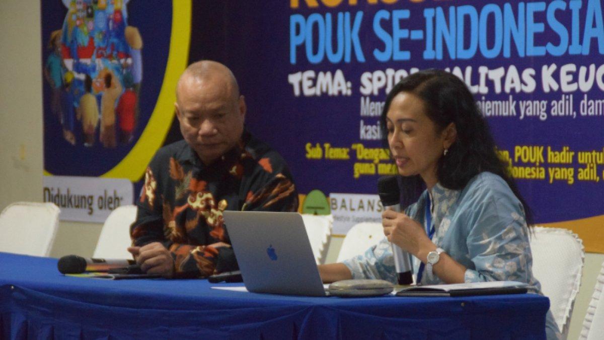 TAPROF Bidang Ideologi Lemhannas RI, AM Putut Prabantoro sebagai pembicara dan Pendeta Riska Virantika Dewirani sebagai moderator dalam Konsultasi Nasional Persekutuan Oikumene Umat Kristen (POUK) Persekutuan Gereja-Gereja Di Indonesia (PGI) di Pondok Remaja PGI, Cisarua Bogor, Kamis (19/10/2023)