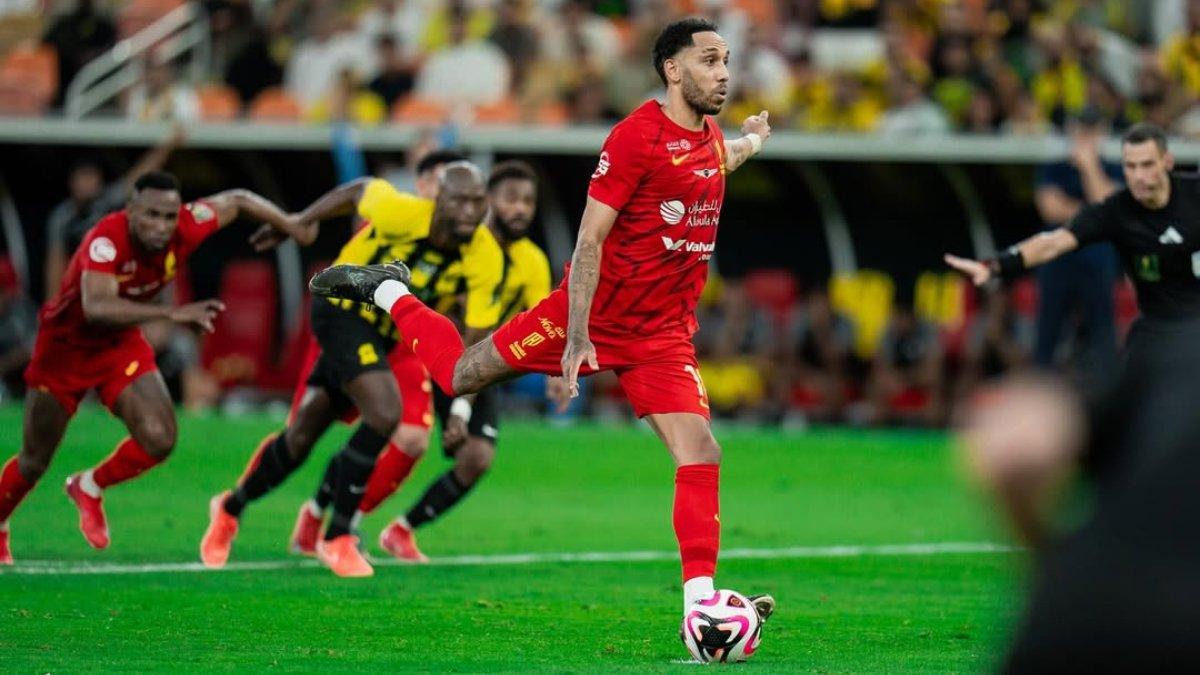 BURSA TRANSFER - Sosok Aubameyang saat akan mengeksekusi bola dari titik putih saat membela Al-Qadsiah (1/6/2025). 