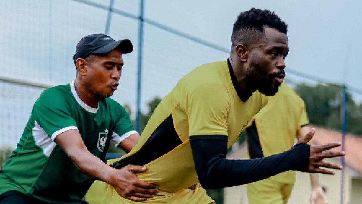 Abdallah Sudi di sesi latihan PSIS Semarang (kanan).