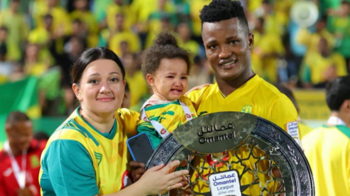 PROFIL - Abu Razard Kamara berpose bersama keluarga ketika mengakat Omanian Champion Cup 2025 bersama Al-Seeb. Jumat (9/5/2025).