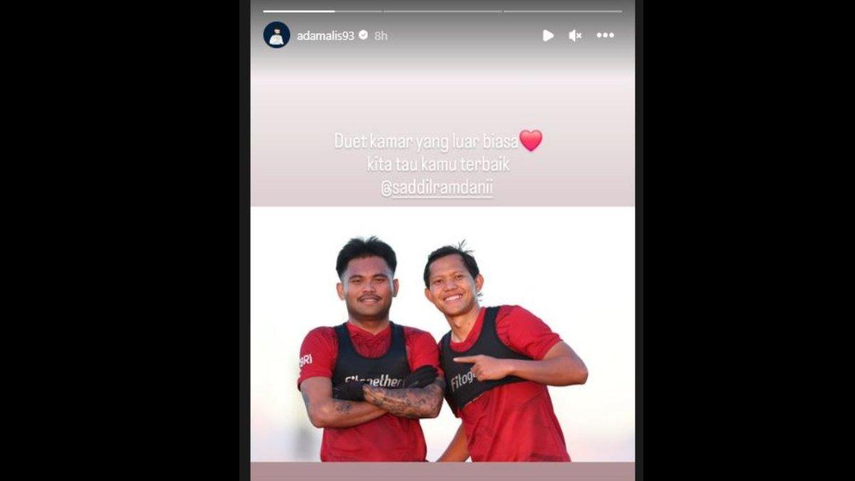 Potret gelandang Borneo FC Adam Alis yang memberi motivasi menyentuh kepada Saddil Ramdani yang ia gantikan tempatnya di Timnas Indonesia untuk Piala Asia 2023.
