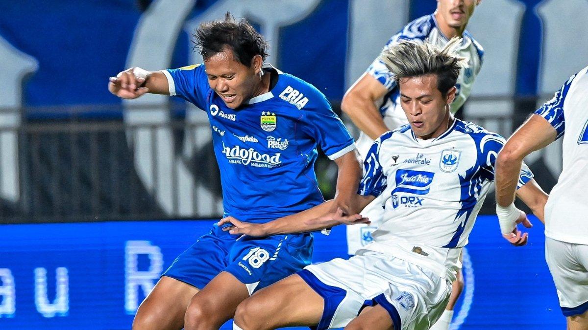 BURSA TRANSFER PERSIB BANDUNG - Gelandang Persib Bandung, Adam Alis (kiri) ketika berduel dengan Alfeandra Dewangga (kanan) di gelaran Liga 1 2024/2025. Adam Alis beri kode blak-blakan soal Alfeandra Dewangga.