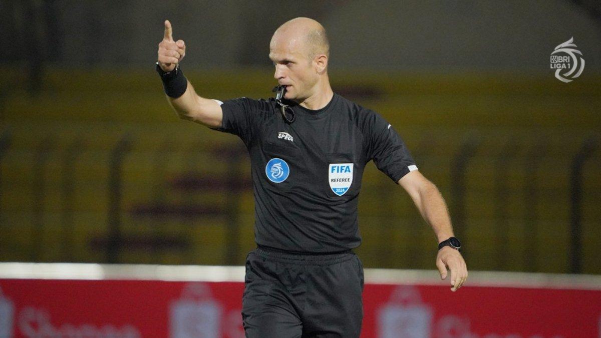 Sosok wasit asal Yordania, Adham Mohammad saat memimpin jalannya pertandingan Liga 1 2024 antara Barito Putera melawan Madura United.