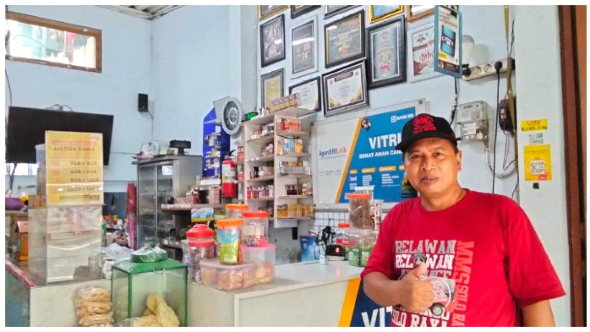 Adi Kristiana berada di depan Agen BRILink Vitri miliknya.