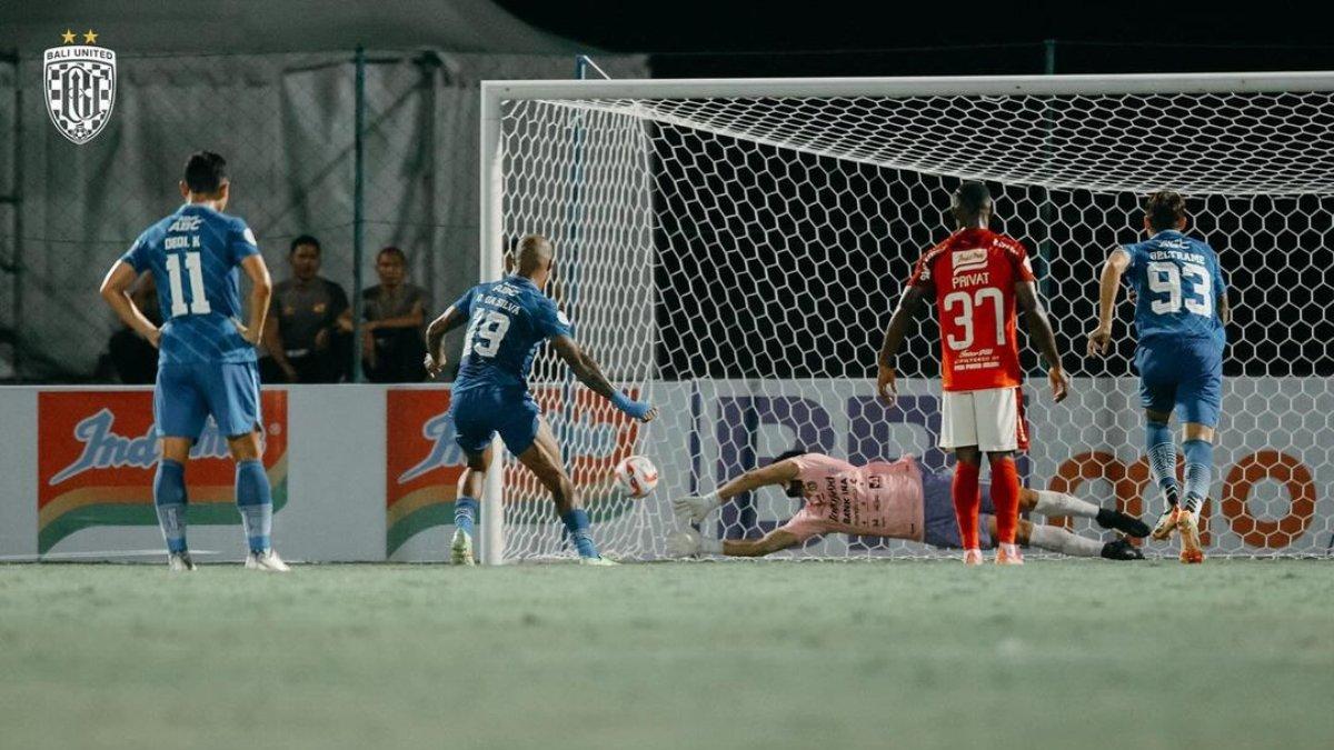 Momen kiper Bali United, Adilson Maringa saat menepis tendangan penalti David da Silva di laga leg pertama semifinal Championship Series Liga 1 2023 antara Bali United melawan Persib Bandung, Selasa, 14 Mei 2024.