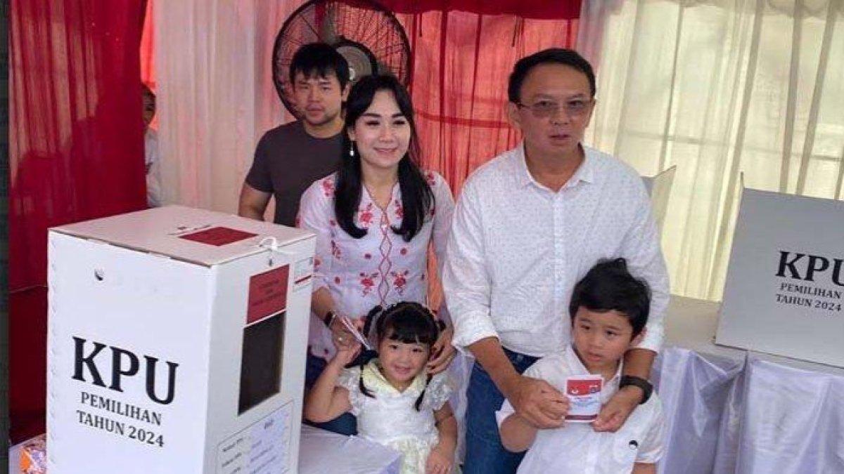 Eks Gubernur DKI Jakarta, Basuki Tjahaja Purnama atau Ahok saat menggunakan hak pilihnya dalam Pilkada DKI Jakarta 2024 di kawasan Pluit, Jakarta Utara, Rabu (27/11/2024. Ahok mengajak sang istri, Puput Nastiti, dan ketiga anaknya yakni Sean Nicholas Purnama, Yosafat Abimanyu Purnama, dan Sarah Eliana Purnama.