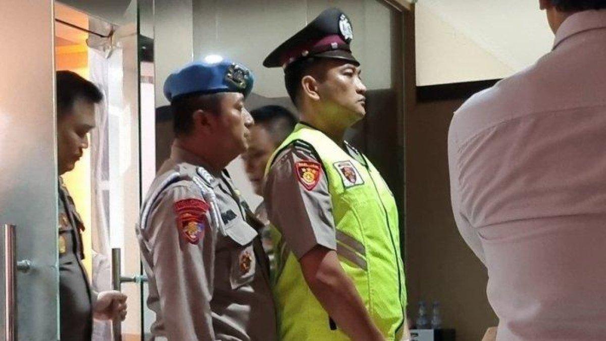 Aipda Robig Zaenudin (38) pelaku penembakan terhadap tiga pelajar Semarang mengikuti sidang etik kepolisian, Kota Semarang, Senin (9/11/2024).
