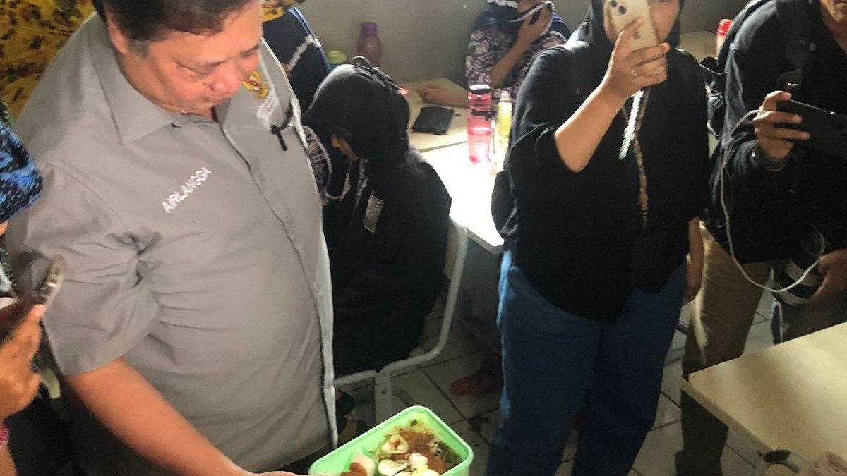 Menteri Koordinator Bidang Perekonomian Airlangga Hartarto saat uji coba makan siang gratis di SD dan SMP di Curug, Tangerang, KAmis (29/2/2024).
