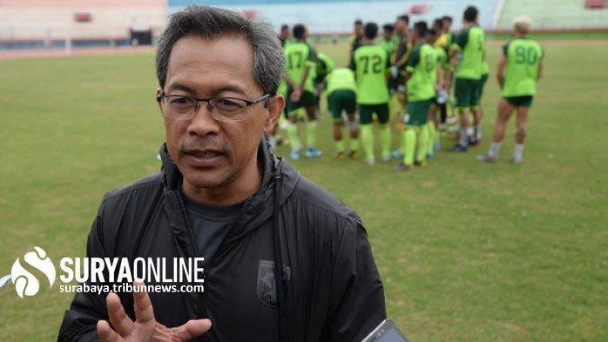 Aji Santoso ketika melatih Persebaya Surabaya.