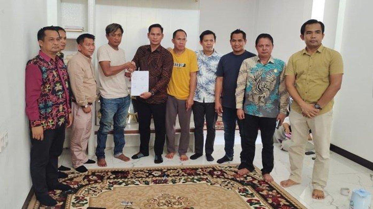 Ajudan Bupati Kubar, Daniel dan Andry, sopir truk sepakat damai dengan disaksikan ketua RT dan para tokoh masyarakat, Kamis (21/12/2023). Kini sang ajudan dinonaktifkan imbas aksinya yang viral di media sosial.