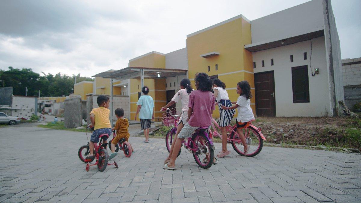 Akamsi (anak kampung sini) asyik bersepeda mengelilingi kawasan perumahan bersubsidi BTN Syariah di Bumi Cengklik Asri 2, Ngemplak, Kabupaten Boyolali, pada Sabtu (17/2/2024).