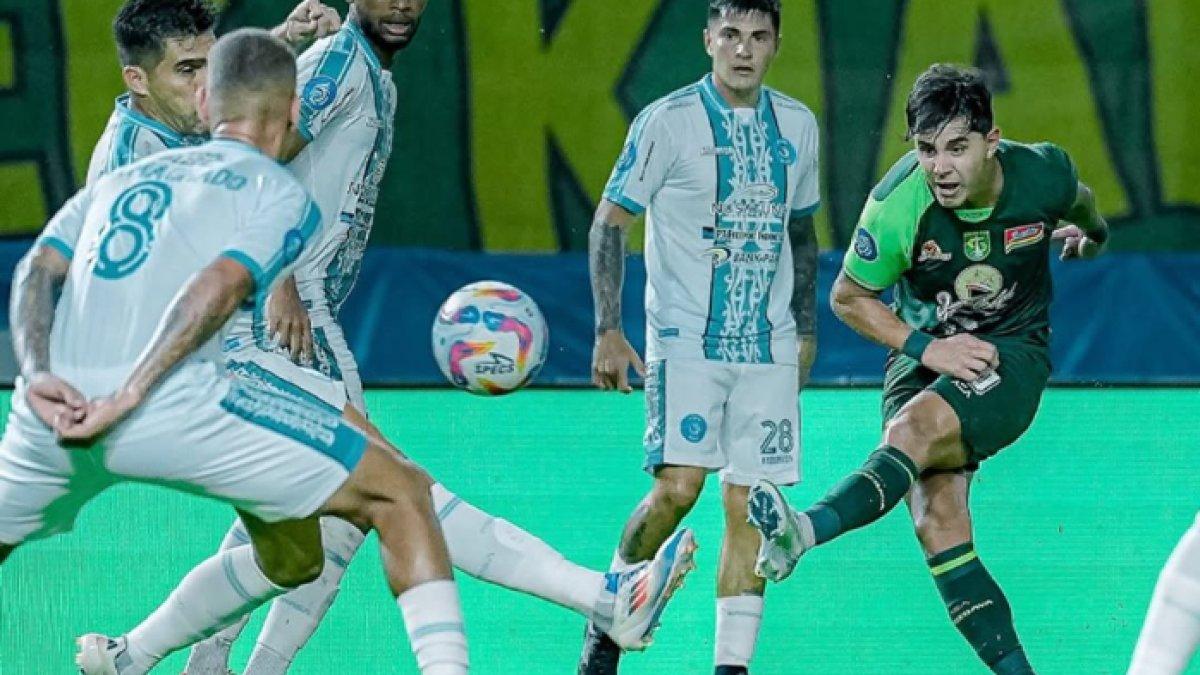 SANG PENENTU - Aksi Bruno Moreira (kanan) saat melepas tendangan ke gawang PSBS Biak dan berujung jadi satu-satunya gol Persebaya Surabaya di pekan ke-23 Liga 1 2024, Sabtu (15/2). Persebaya Surabaya menang 1-0 atas PSBS Biak.