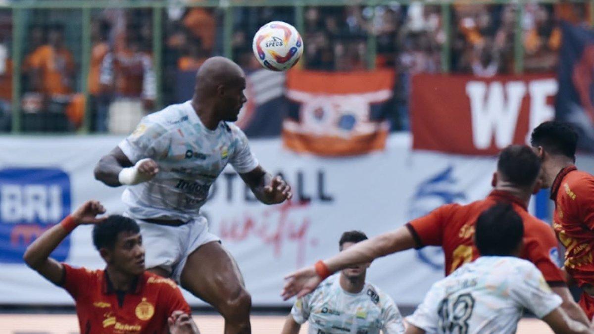 AKSI LAGA - Aksi striker Persib Bandung, David da Silva saat menanduk bola di antara pemain-pemain Persija Jakarta di pekan ke-23 Liga 1 2024, Minggu (16/2).