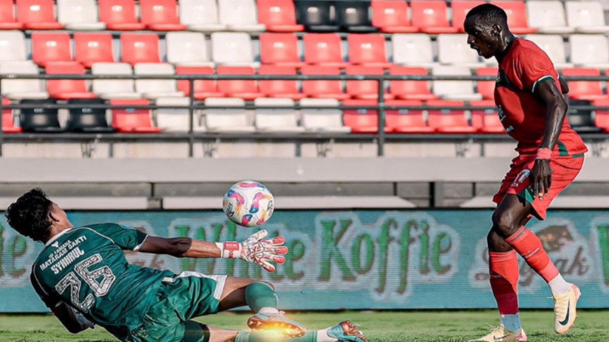 Cuplikan aksi bomber Persebaya Surabaya Flavio Silva sesaat sebelum mencetak gol ke gawang PSIS Semarang di pekan ke-10 Liga 1 2024.