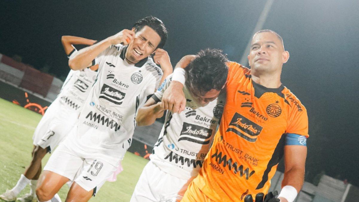 Aksi Hanif Sjahbandi saat meledek Rayhan Hannan yang menangis setelah mencetak gol perdananya untuk Persija Jakarta di Liga 1 Indonesia, Kamis (17/10).