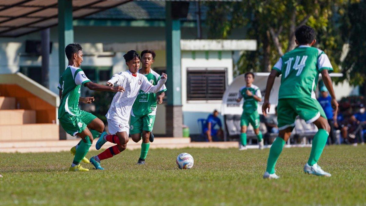 Momen aksi individu Jonathan Arya, wonderkid yang belum lama dipromosikan Fernando Valente di skuad senior Arema FC.
