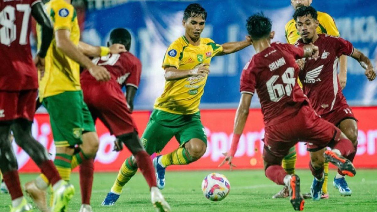 AKSI LAGA - Cuplikan duel sengit PSM Makassar kontra Persebaya Surabaya di pekan ke-26 Liga 1 2024, Jumat (7/3).