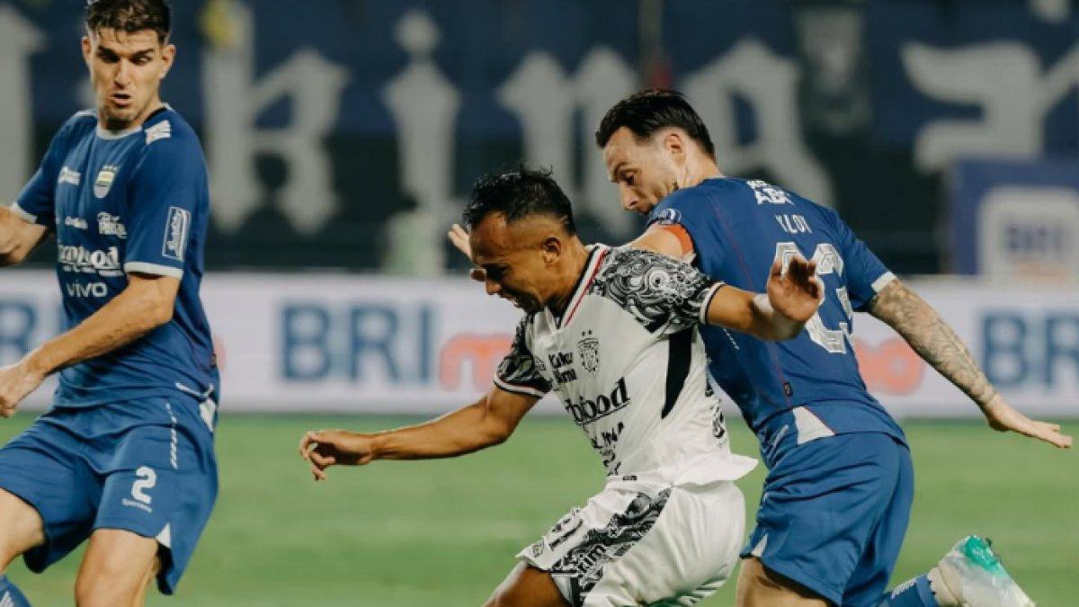Cuplikan laga Persib Bandung melawan Bali United di pekan ke-29 Liga 1 2024, Jumat (18/4).
