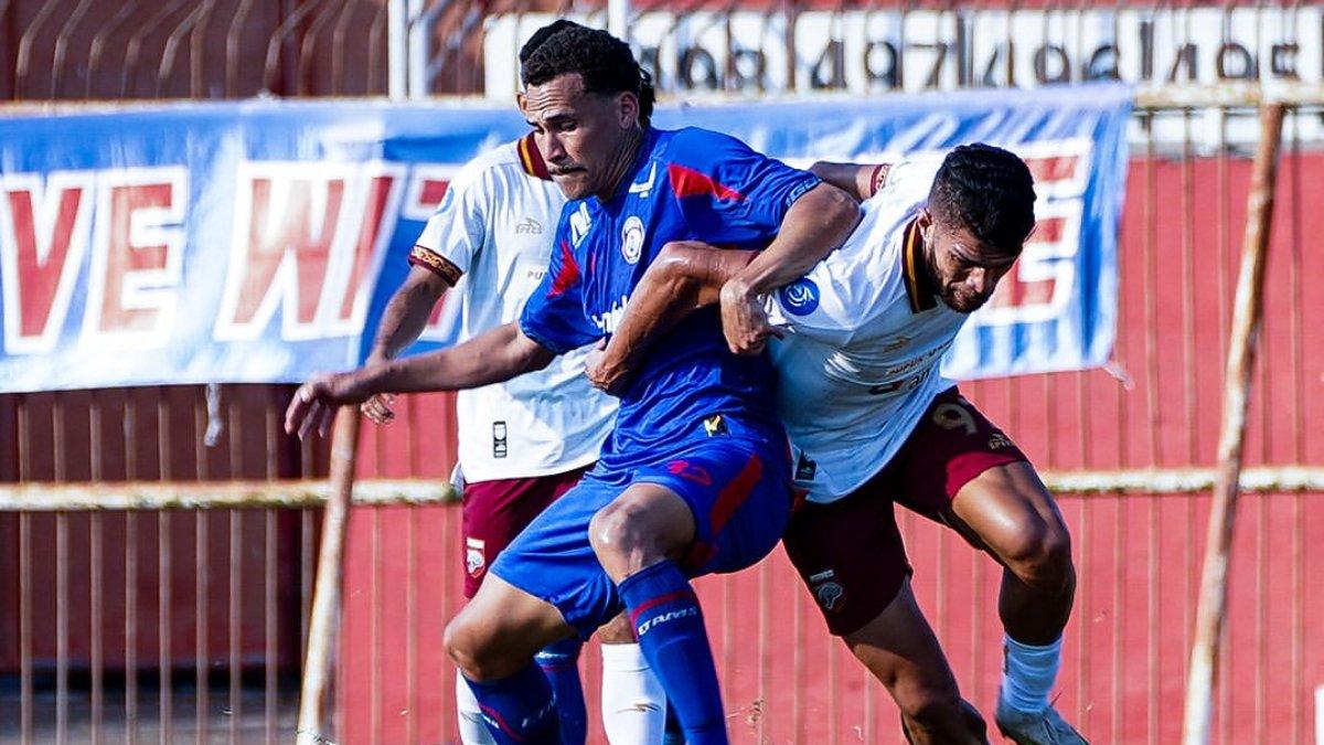Aksi Pablo Oliveira (kiri) beradu sikut dengan Berguinho (kanan) dalam debutnya di Arema FC melawan Borneo FC pada pekan kedua Liga 1 2024, Sabtu (17/8).