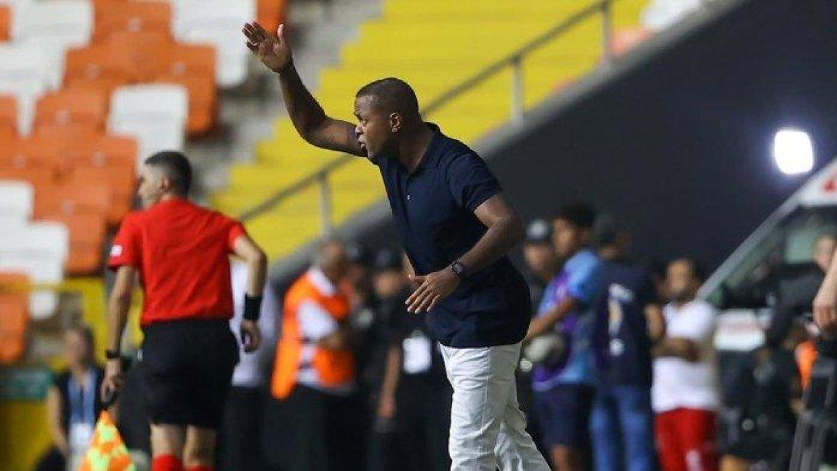 Aksi Patrick Kluivert saat menjadi pelatih Adana Demirspor.