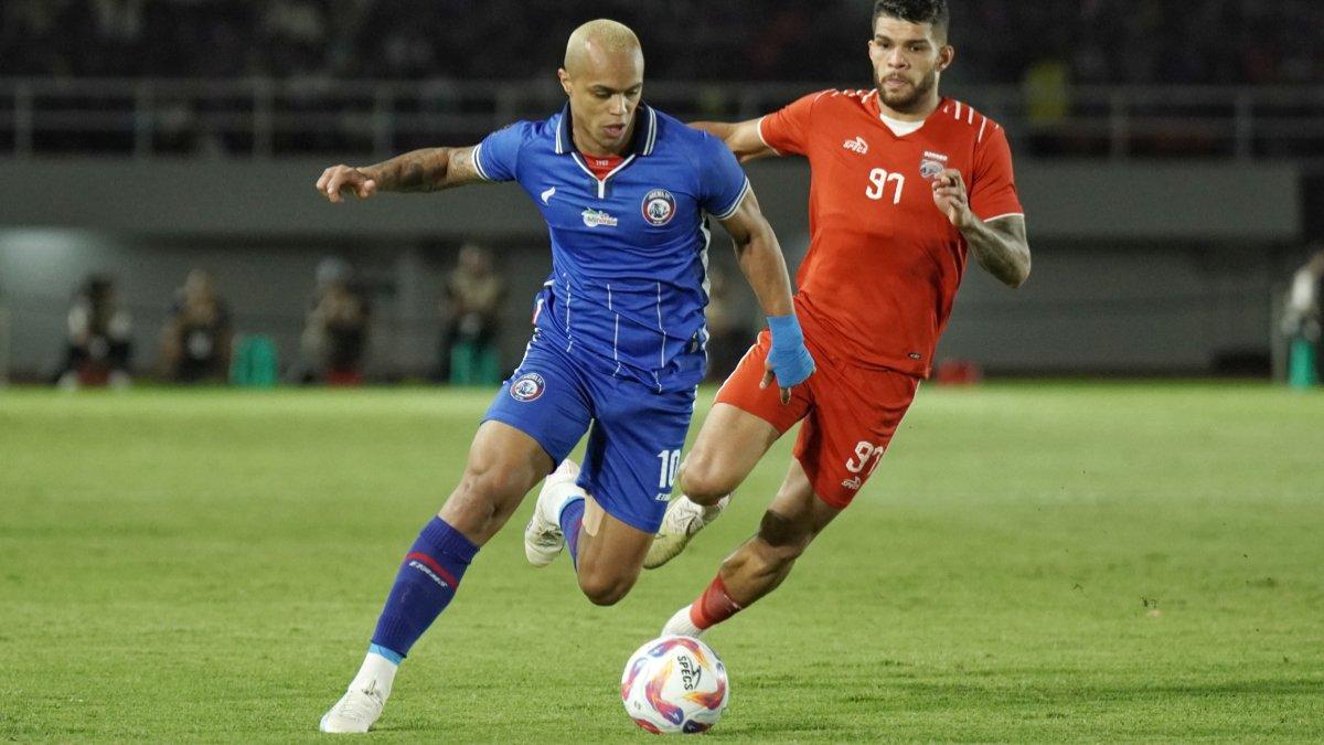 Pesepak bola Arema FC, Wiliam Moreira (kiri) menggiring bola dalam pertandingan final Piala Presiden 2024 di Stadion Manahan, Solo pada Minggu (4/8/2024) malam.