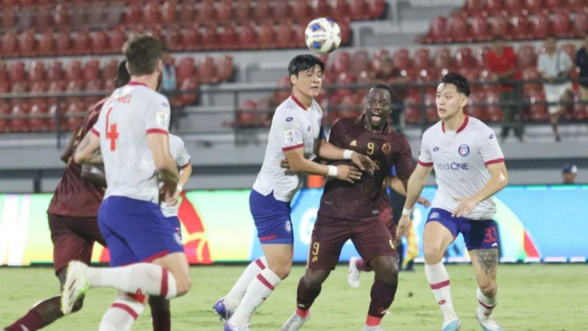 Aksi duel para pemain PSM Makassar saat melawan Sabah FA dalam matchday kedua AFC Cup 2023/2024 di Stadion Kapten I Wayan Dipta, Gianyar, Bali, Kamis (5/10/2023).