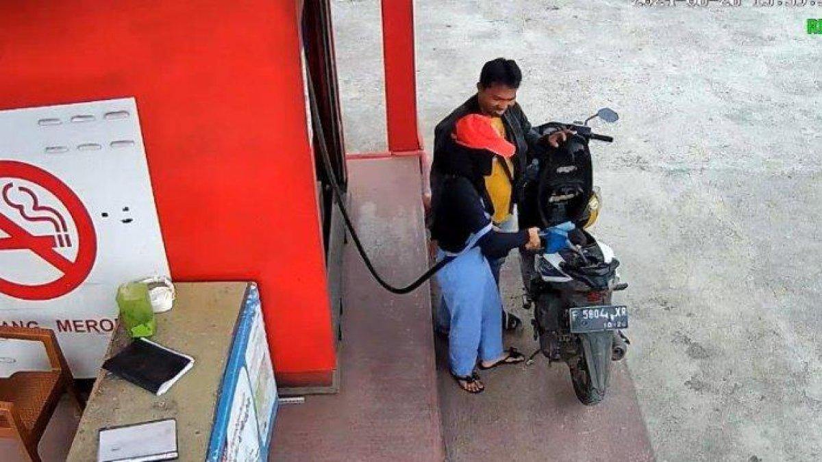 Aksi pelecehan seksual di Jalan Raya Sukabumi, Kecamatan Gekbrong, Kabupaten Cianjur terekam CCTV. Diketahui korban merupakan karyawan pertashop, Selasa (27/8/2024).