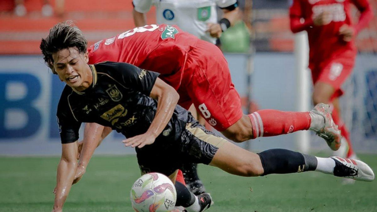 Aksi pemain PSIS Semarang, Alfeandra Dewangga berduel dengan pemain Semen Padang pada laga pekan 29 Liga 1 2024/2025 di Stadion Haji Agus Salim, Padang, Kamis (17/4/2025).