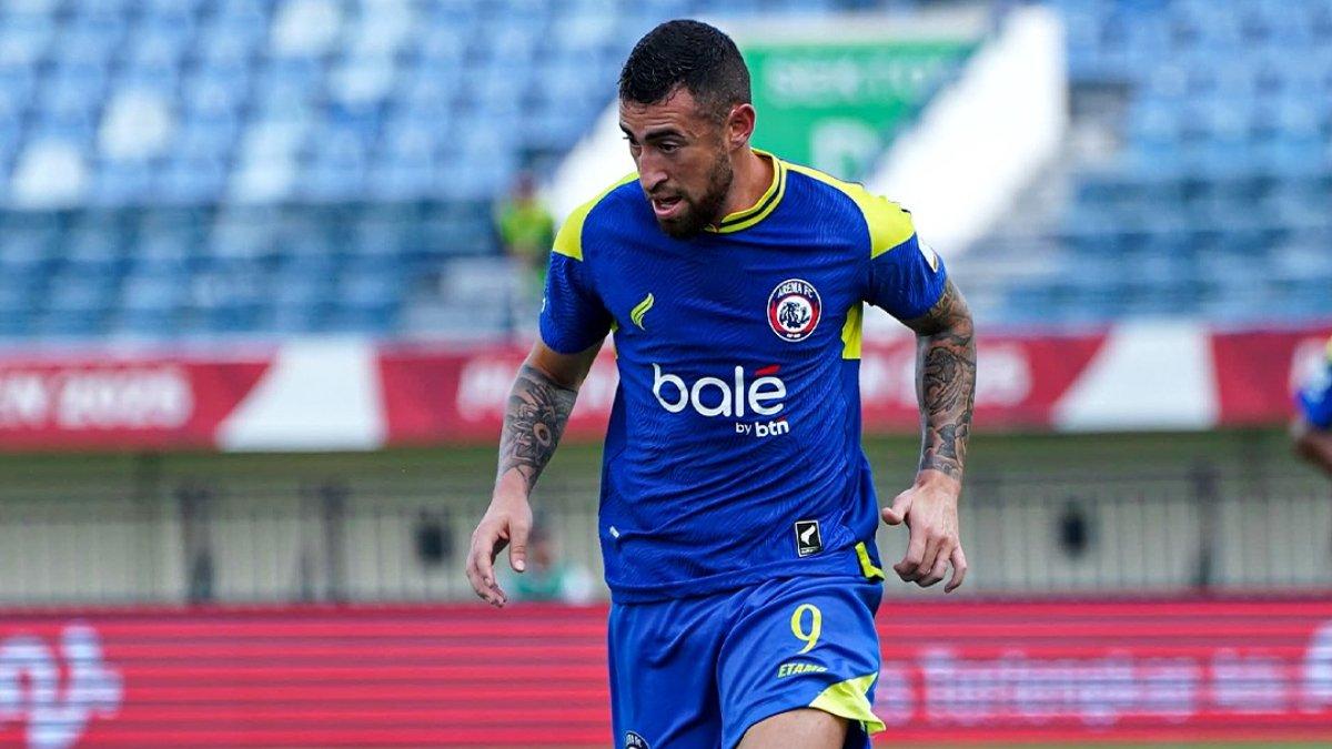 PEMAIN AREMA FC - Aksi pemain anyar Arema FC, Paulinho Moccelin di laga kontra ISL All Star dalam lanjutan babak penyisihan grup A Piala Presiden 2025 di Stadion Jalak Harupat, Bandung, Jawa Barat pada Selasa, 8 Juli 2025.