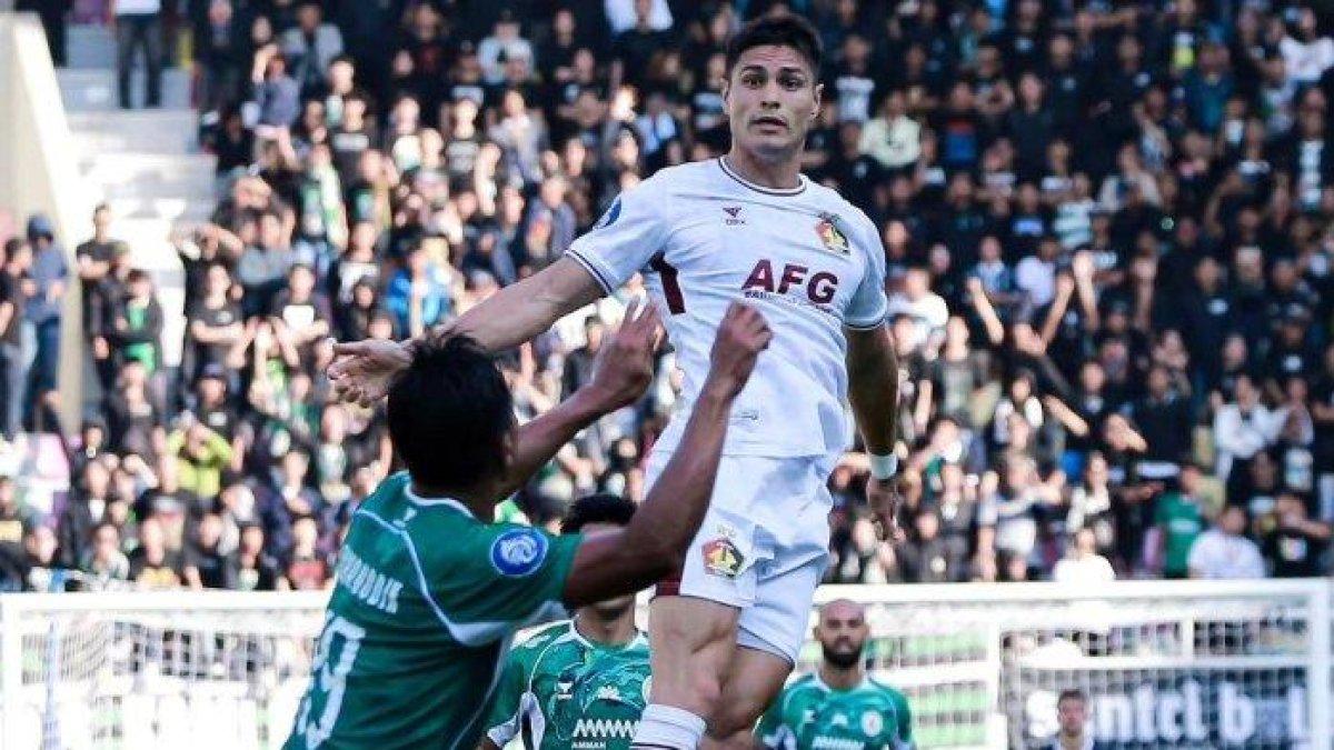 Aksi penyerang Persik Kediri, Ramiro Fergonzi saat menghadapi PSS Sleman di Liga 1, Senin (19/8/2024) sore WIB.