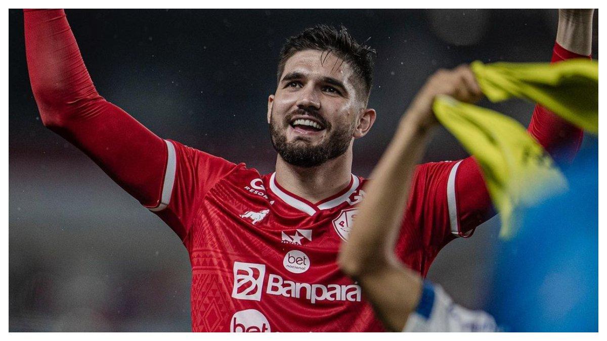 Potret Alan Bernardon berseragam Paysandu. Profil Alan Bernardon, sosok kiper asal Brasil rumornya condong merapat ke PSS Sleman.
