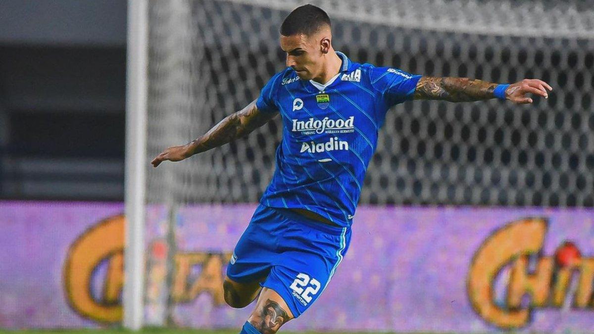 Sosok Alberto Rodriguez, bek dari Persib yang merupakan warisan Luis Millia akhirnya angkat trofi bersama Bojan Hodak di pertandingan melawan Madura United,  Minggu (26/5/2024) malam.