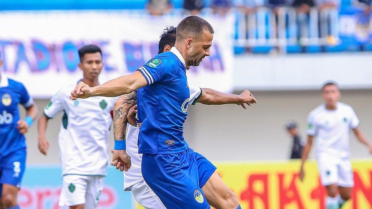 Striker PSIM Yogyakarta, Aleksandar Rakic saat laga kontra PSKC Cimahi.
