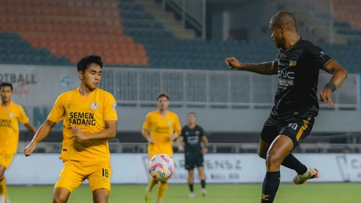 Striker Dewa United, Alex Martins (kanan) saat menghadapi Semen Padang.