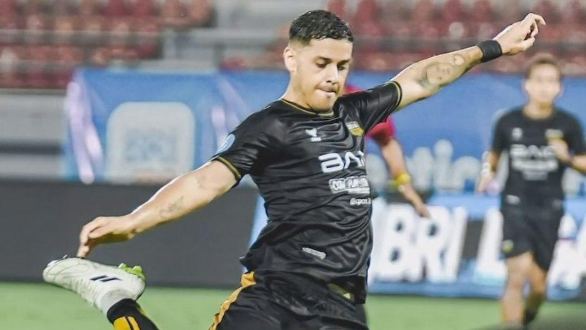 Potret aksi gelandang Dewa United Alexis Messidoro saat melawan Persib Bandung di pekan kedua Liga 1 2024, Rabu (21/8).