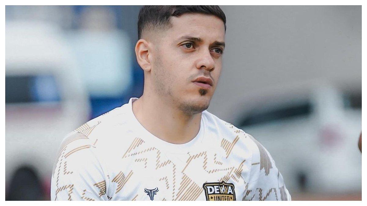 Potret Alexis Messidoro berseragam Dewa United saat latihan bersama untuk Liga 1, eks pemain Persis Solo berposisi gelandang tengah yang akan melawan PSIS Semarang di Pakansari Stadium, pada Rabu (11/9/2024)