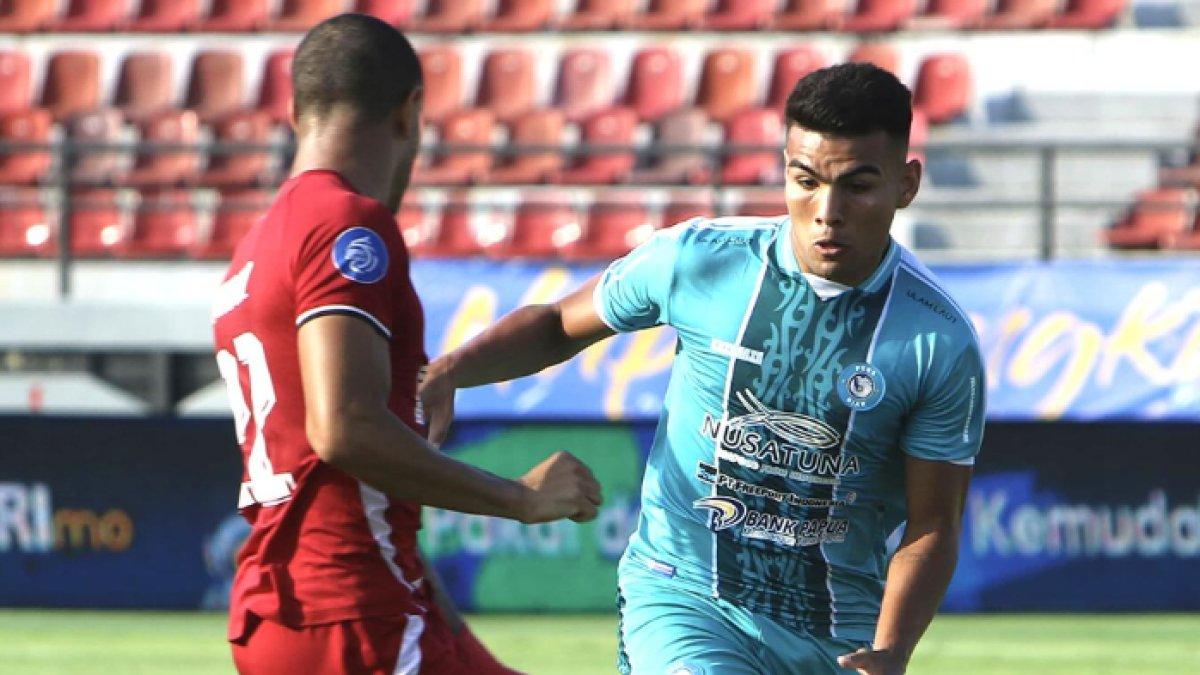 Penyerang PSBS Biak, Alexsandro (kanan) ketika berhadapan dengan pemain PSM Makassar dalam lanjutan pekan kedua Liga 1 2024/2025 di Stadion Kapten I Wayan Dipta, Gianyar, Bali pada Jumat (16/8/2024)