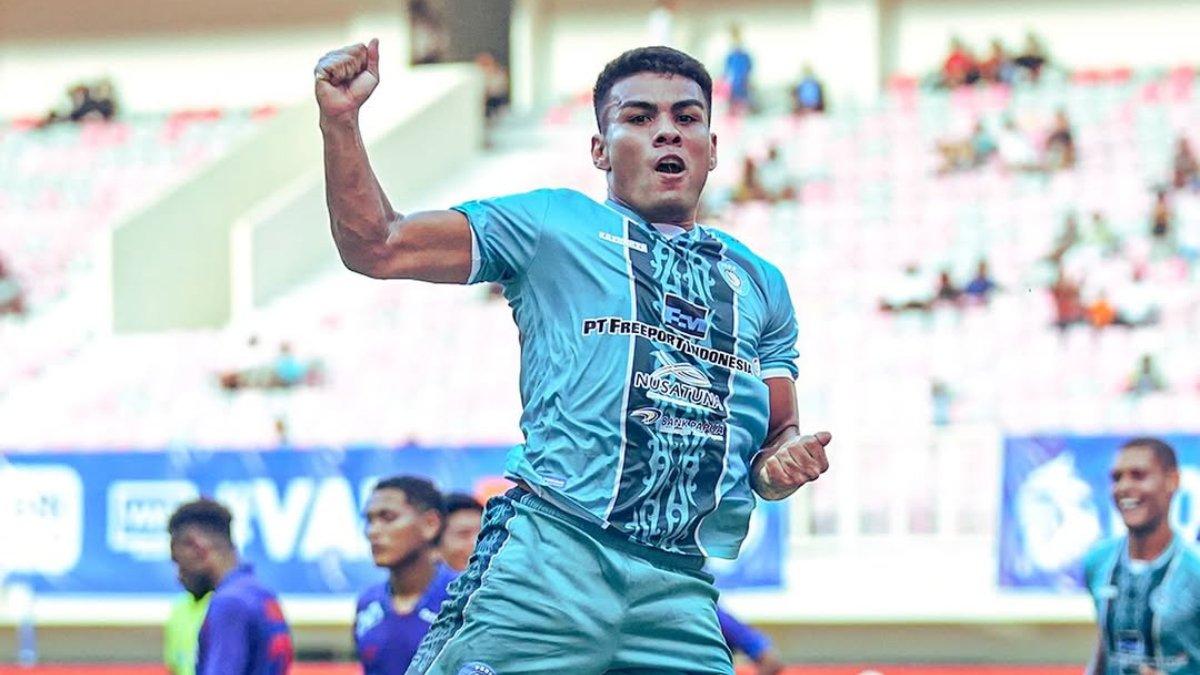 PROFIL PEMAIN - Selebrasi Alexsandro saat mencetak gol kedua untuk PSBS Biak pada menit 45+6 (18/5/2025). Cetak 32 gol dari 53 laga, inilah profil lengkap Alexsandro yang kabarnya jadi incaran Persipura Jayapura.