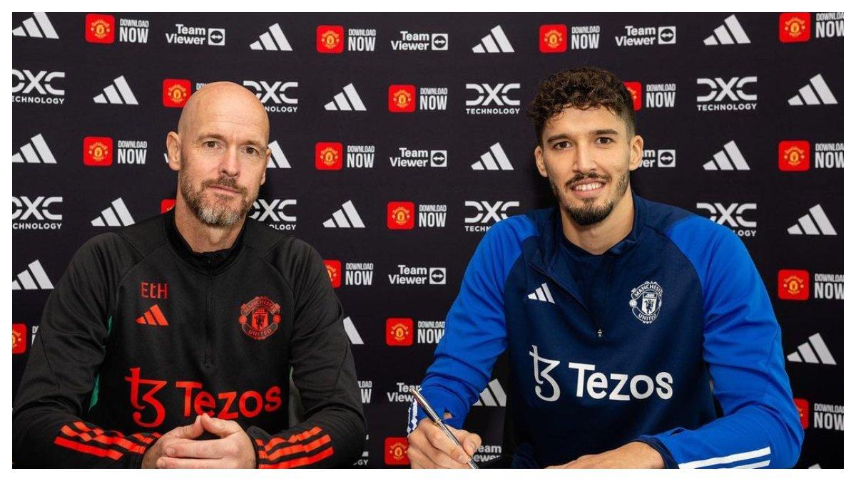 Foto Altay Bayindir Saat resmi bergabung bersama Manchester United.