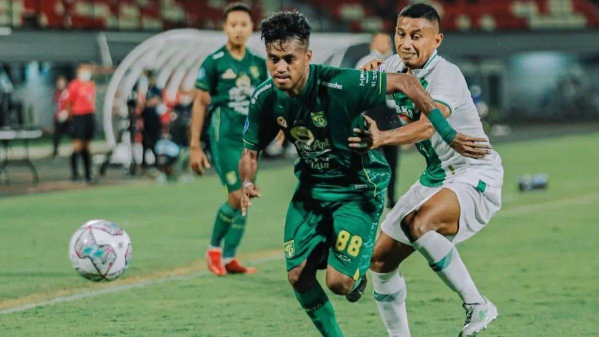 Momen Alwi Slamat membela Persebaya Surabaya di Liga 1.