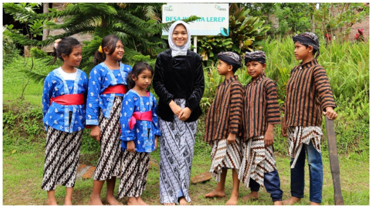 Anak-anak sekolah dasar (SD) mengenakan kebaya dan surjan di desa wisata Lerep, Kabupaten Semarang.