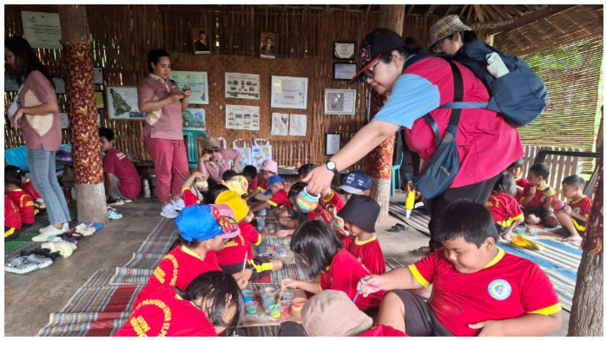 Anak-anak sekolah dasar (SD) sedang mewarnai kerajinan tangan di desa wisata edukasi Lerep, Kabupaten Semarang.