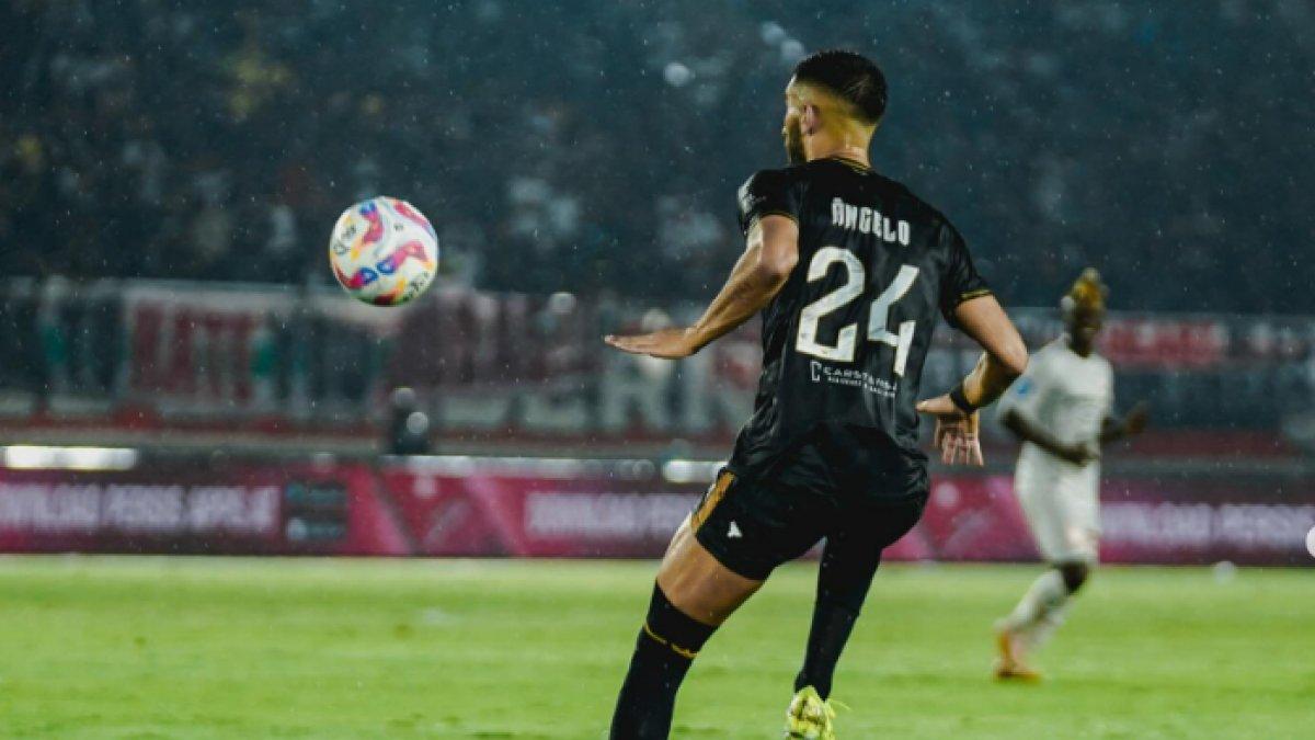 PROFIL - Angela Meneses menerima umpan di laga Liga 1 bersama Dewa United. Selasa (19/5/2025)